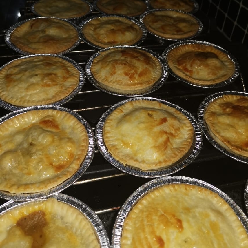 Heerlik varsgebakte pasteie op 'n skinkbord